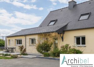 Une extension sur la façade avant de la maison.