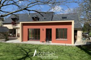 Une structure à toit plat dessiné par l'architecte.